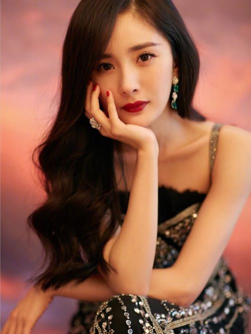 杨幂，1986年9月12日出生于北京市，中国内地影视女演员、流行乐歌手、影视制片人。
2006年，出演金庸武侠剧《神雕侠侣》。2008年，出演古装剧《王昭君》。2011年，凭借穿越剧《宫锁心玉》赢得广泛关注，并获得第17届上海电视节白玉兰奖观众票选最具人气女演员奖。2015年，主演《小时代》系列电影。2016年，主演职场剧《亲爱的翻译官》。2017年，主演神话剧《三生三世十里桃花》；同年，出演科幻片《逆时营救》，获得休斯顿国际电影节最佳女主角奖。2018年，凭借古装片《绣春刀Ⅱ：修罗战场》获得北京大学生电影节最受大学生欢迎女演员奖；同年，她还获得了第五届中国电视好演员奖绿宝石女演员奖。